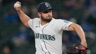【MLB】空振りしたボールが打者の膝を直撃…　切れすぎる“魔球”が「信じられない」