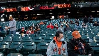 【MLB】「私は幻覚を見ているのか…」観客席で飼い主に抱かれる動物に実況アナもびっくり