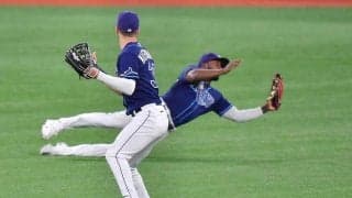 【MLB】中堅手が飛球見失う→突如現れた左翼手が宙舞いキャッチ　驚異の好捕が「スーパーマンみたい」