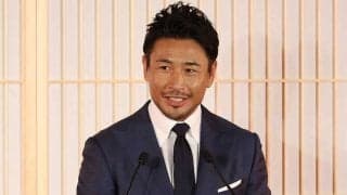 魔裟斗が新愛車公開　ラグジュアリーな純白ベンツとの1枚に「カッコいい」の声続々