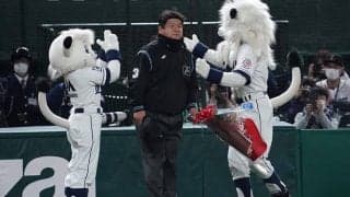 敷田直人審判員が通算1500出場達成　西武レオも祝福、ファンから愛される“卍ポーズ”