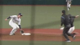 ショートバウンドも鮮やかに捌く！　西武源田、二盗阻止の“神タッチ”が「完璧過ぎる」