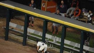 【MLB】スーパーキャッチ寸前の悲劇　一転珍プレーの“ズッコケ右翼手”に笑撃「信じられない」