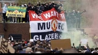 マンU対リヴァプールが延期に...ファン200人が本拠地に押し寄せる