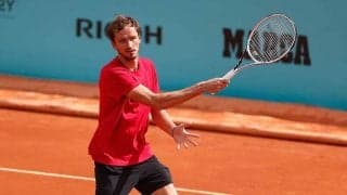 痛っ!!　メドベージェフが起こした“謀反”に海外笑撃「相棒はヘルメット被るべき」