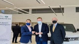 ロナルド・クーマンが新車ランドローバーを購入