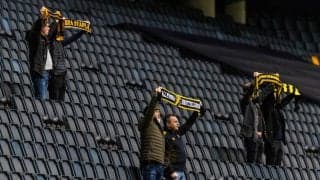 法律の抜け穴？スタジアム観戦を禁じられたサポーターたちがショッピングモールに集合