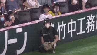 強烈ファウルも難なくキャッチ　鷹ボールボーイの「レベルが高すぎる」「育成選手？」