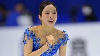本田真凜、鏡越しに撮影“頭上ハートショット”に反響「黒コスチュームがカッコいい」