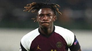 「痛みを取り除く」PSGストライカーがホームレスの人々に自ら食料を配布