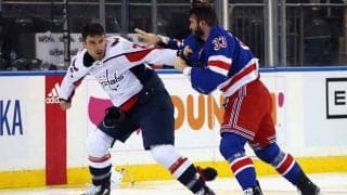 開始1秒で殴り合い勃発　NHL“史上最速の大乱闘”に海外反響「檻に入れろ」「まずい」