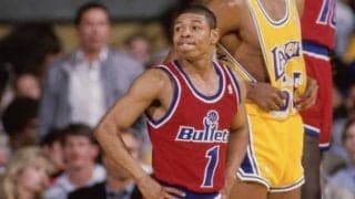 NBA史上最大の凸凹コンビ　71cm差の2ショット復刻に米注目「忘れられない」「凄い」