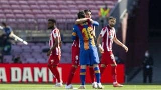 メッシとスアレスはカンプノウで再会 キックオフ直前に抱擁を交わす