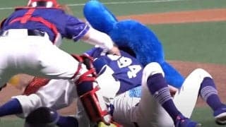 ドアラに襲われたトクサンが“ペコリ謝罪”　あわや直撃の始球式は「論ずるに値しない」