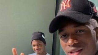 アンス 手術後初めて顔を出す、親友との2ショット写真を公開