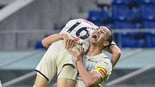 ダミアンと長谷川竜也「DAZNには映らなかった得点直後の“担ぎ上げて360度振り回し”」