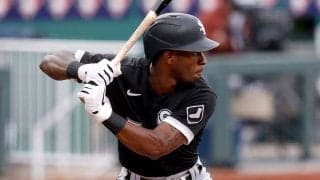 【MLB】大暴投に飛びつき懸命スイング…　打者自身も笑っちゃった“ジャンピング空振り”