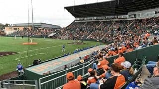 トラウト級の本塁打キャッチ？　米大学生のジャンプ一番→“体ひねり好捕”に米称賛