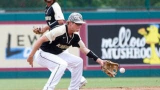 三塁ファウルゾーンから“空中キャノン”　スーパー大学生の鬼肩が「馬鹿げている」