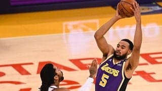 ニックスとの接戦を制したレイカーズ…延長戦で大活躍したタッカーが13得点