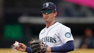 【MLB】「ハシゴを登らなきゃ捕れない」　空中浮遊の“垂直跳びキャッチ”が「今季イチ」