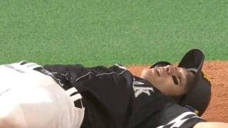 鷹・柳田悠岐は「ベースで寝る人」　三塁打直後の“珍行動”が「何度見ても面白い」