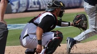 ドラ1有力の“膝つきバズーカ”発動　スーパー捕手の盗塁阻止が「素晴らしい送球！」