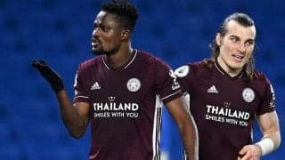 ペナントを投げ捨てる…FAカップ優勝のレスターDFの問題行動にファンも非難「リスペクトを欠いている」