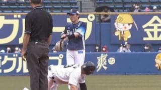 「源田も苦笑い、観客は大笑い」審判も堪えきれなかった二塁ベースでの“砂かけ”