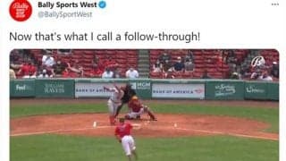 【MLB】通話しながらバット入手　観客の“二刀流”に米反響「マルチタスク」「これ面白い」