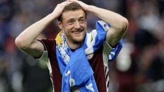 優勝メダルを首にかけたままベッドに…ヴァーディの愛らしい姿に夫人も反応