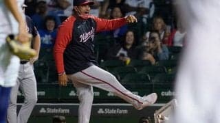 【MLB】引っこ抜いたベースを投げるわ蹴るわの大暴れ…　ブチ切れた指揮官が「子どもみたい」