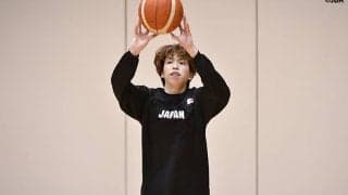 “カリー似”の駆け引きから3ポイントシュートを放つ、女子日本代表の林咲希