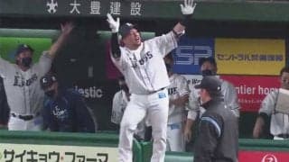 外野フライと思いきや…　西武・山川の豪快弾にファン驚愕「何故アレが入るのか」