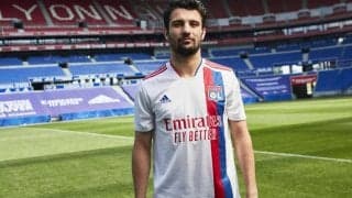 リヨンが来季ホーム・アウェイユニフォームを同日発表！アウェイは迷彩柄に