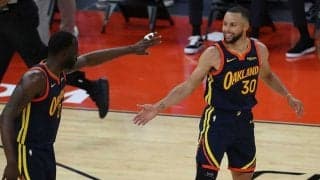 【NBA】カリーは密着しても止められない　倒れながらの反転シュートに米脱帽「レベルが違う」