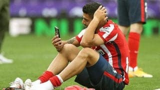 アトレティコにタイトルもたらしたスアレスが男泣き…試合後のピッチで万感の思い
