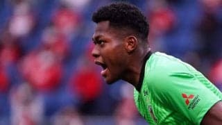 【J1分析】浦和が3連続完封勝利！(2)加速する“守護神争い”18歳GK鈴木彩艶が記録達成！西川周作が試合後の埼スタで見せた「積み重ね」