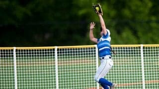 「信じられない…」　外野フェンスを飛び越える“本塁打強奪”に全米衝撃