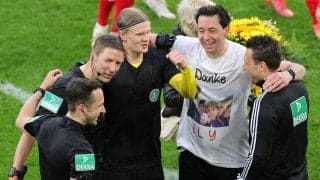 ハーランドが主審とユニフォーム交換！47歳の年齢制限で引退の審判に粋な対応