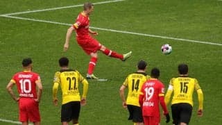 PKを見送りゴールを許す…ドルトムントGKが現役引退のベンダー兄に粋な計らい