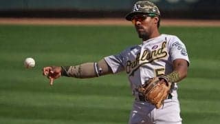 【MLB】“重力に逆らう”ダイビングが「純粋なマジック」　仲間も頭を抱えた背走キャッチ