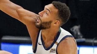 【NBA】プレーオフ場外で“露骨な転倒”　216cm名手の珍場面に米注目「馬鹿馬鹿しいほど酷い」