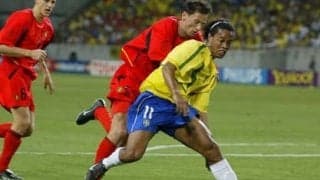 ロナウジーニョはコロナで母を失い体調が心配。2002年英雄たちのいま