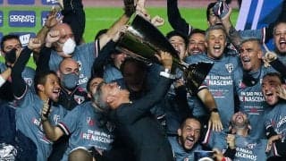 サンパウロを8年ぶりのタイトルに導いたクレスポ監督、記者会見では選手たちとびしょびしょになって大喜び