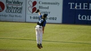 瞬き厳禁の超美技2連発！　ジャンプキャッチ＆ノールックバックトスに「信じられない」