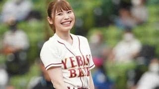 “色白美人売り子”がショーパン制服姿で始球式　豪快ワインドアップで場内から拍手