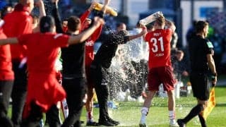 逆転残留決めてピッチサイドで頭からビールぶっかけられたケルン指揮官が安堵「ここでの7週間は楽しかった」