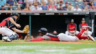 目の前の三塁走者になぜ気づかない？　投球より速い「信じられないホームスチール」