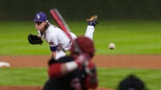 投手強襲でグラブ吹き飛ばされるも…　奇跡の“素手キャッチ”は「アメージング」